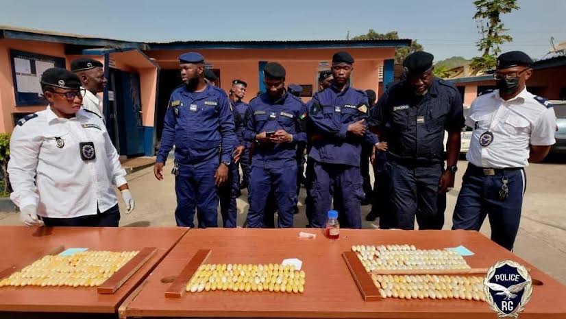 Lutte contre le trafic de drogue : la police saisit 346 boules de cocaïne