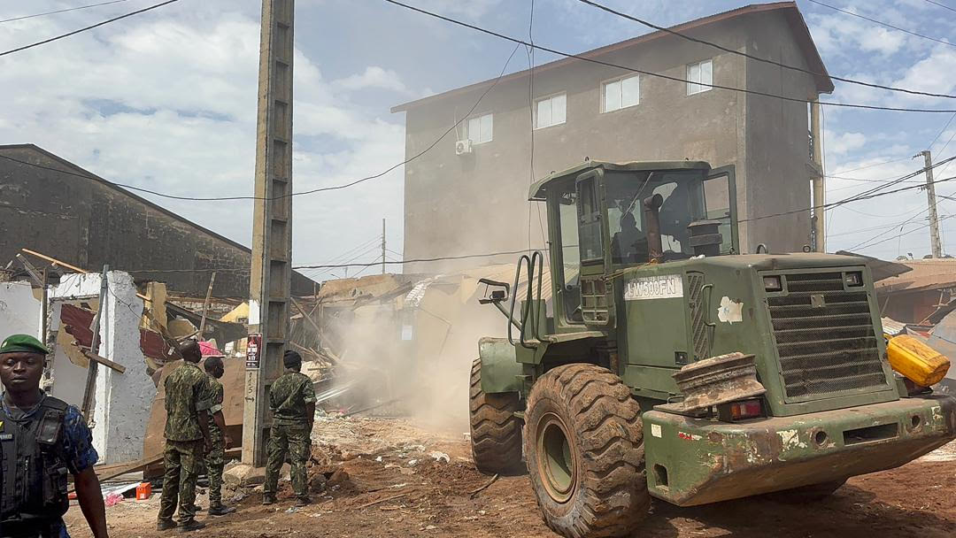 Opération de déguerpissement à Sanoyah : les machines entrent en action, les femmes en larmes